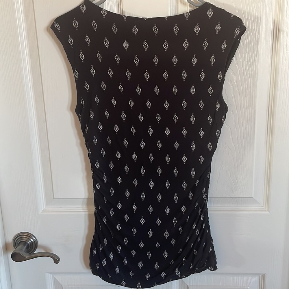 Maurice’s Black Sleeveless Scoop Neck Top with White Pattern size Medium - Picture 2 of 9
